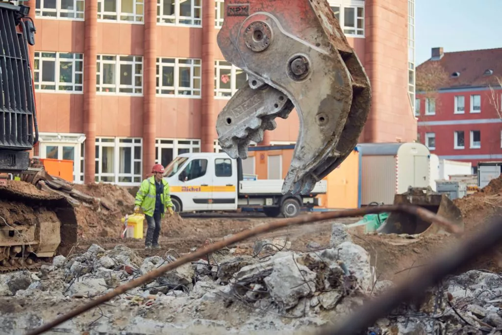 abriss-bagger-arbeiter-schutt-steine-haus-baustelle-stahl-lkw-stadt-tiefbau-spezialtiefbau-landratsamt-parckdeck