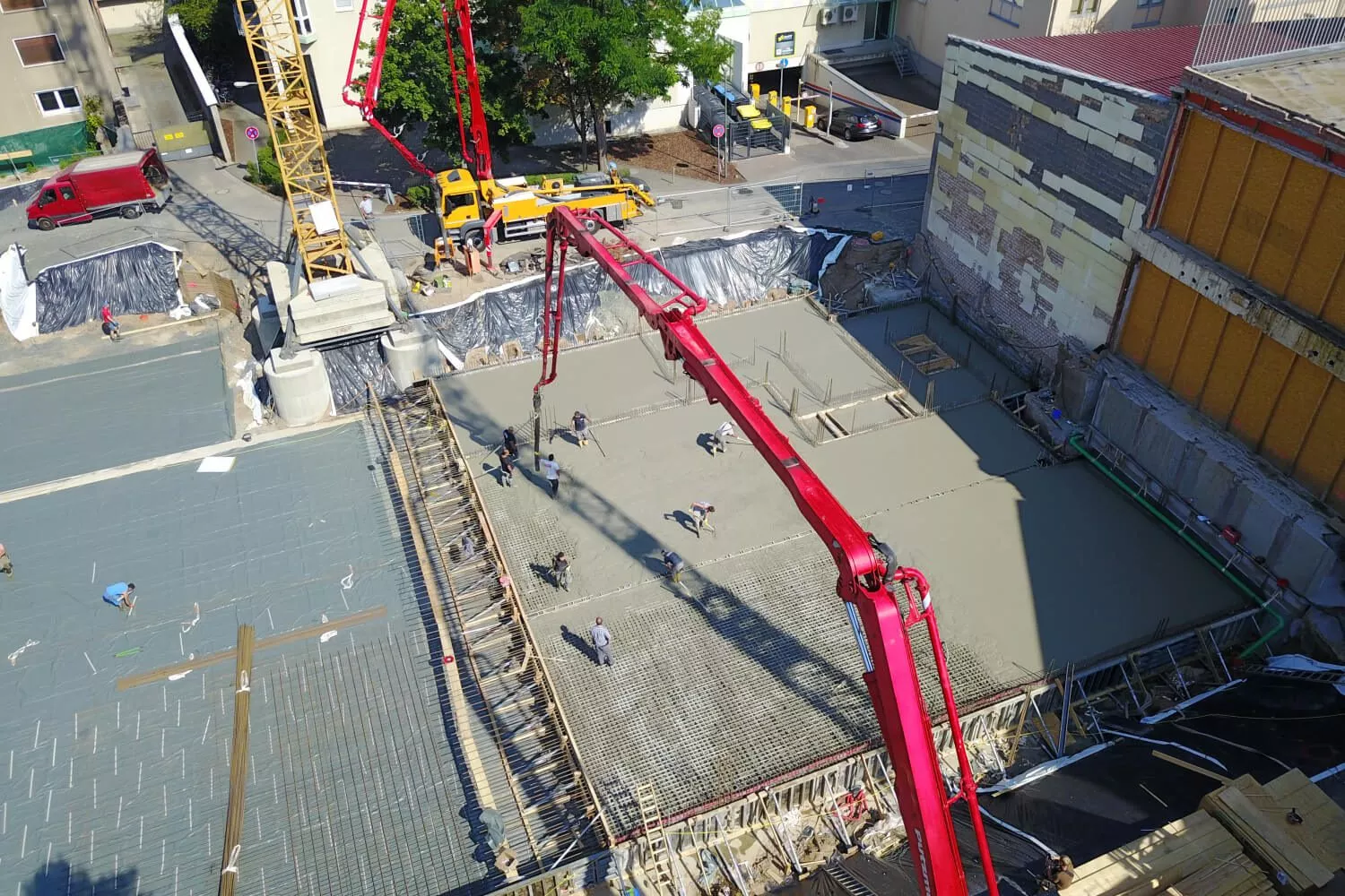 bagger-bauzaun-leiter-holz-zaun-sprisen-lkw-kran-beton-arbeiter-schalung-hochbau-innenstadt-wohnanlage
