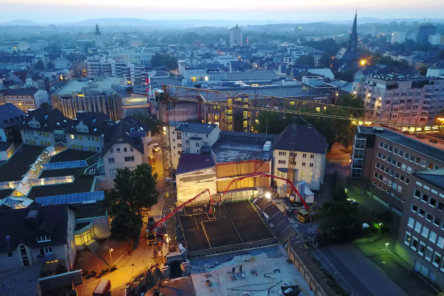 bagger-lkw-kran-beton-hochbau-großstadt-innenstadt-wohnanlage