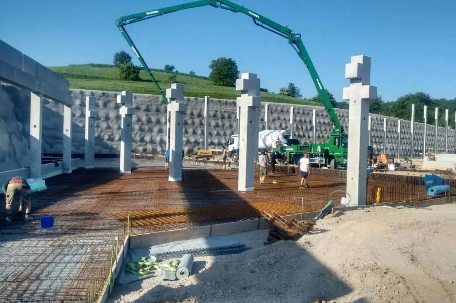 hochbau-hoch-beton-bagger-gewerbepark-fundament-stahl-bauarbeiter-betonmischer-kran-außenanlage