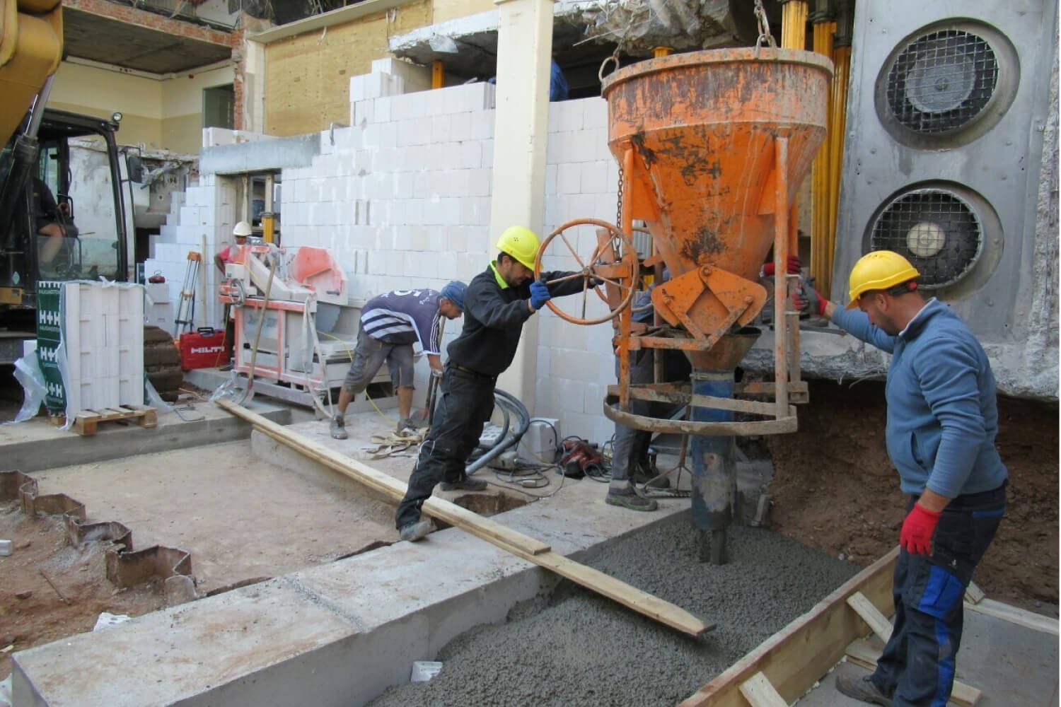 baustelle-helm-mitarbeiter-beton-stahlbeton-fundament-stahlträger-spezialtiefbau