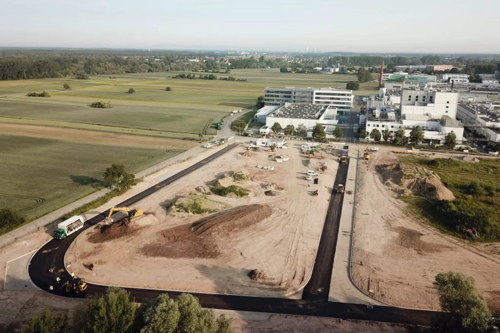 drohne-baustelle-straßenbau-bagger-lkw-felder-industire-heißer-asphalt-tiefbau