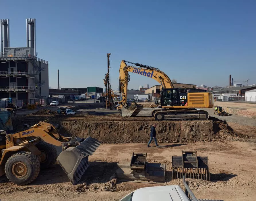 excavator-on-dirt-platform-data-cener-construction-site-frankfurt-main-desktop-michel-bau