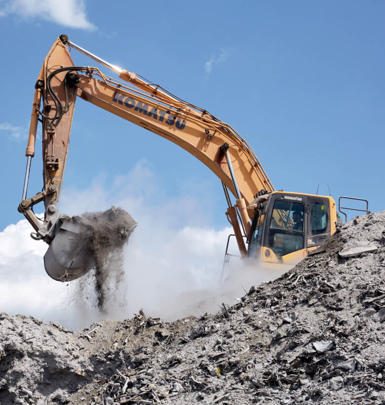 bagger-auf-huegel-schaufelt-schrott-graue-schlacke-titelbild-mobil-altlasten-bodensanierung-michel-bau