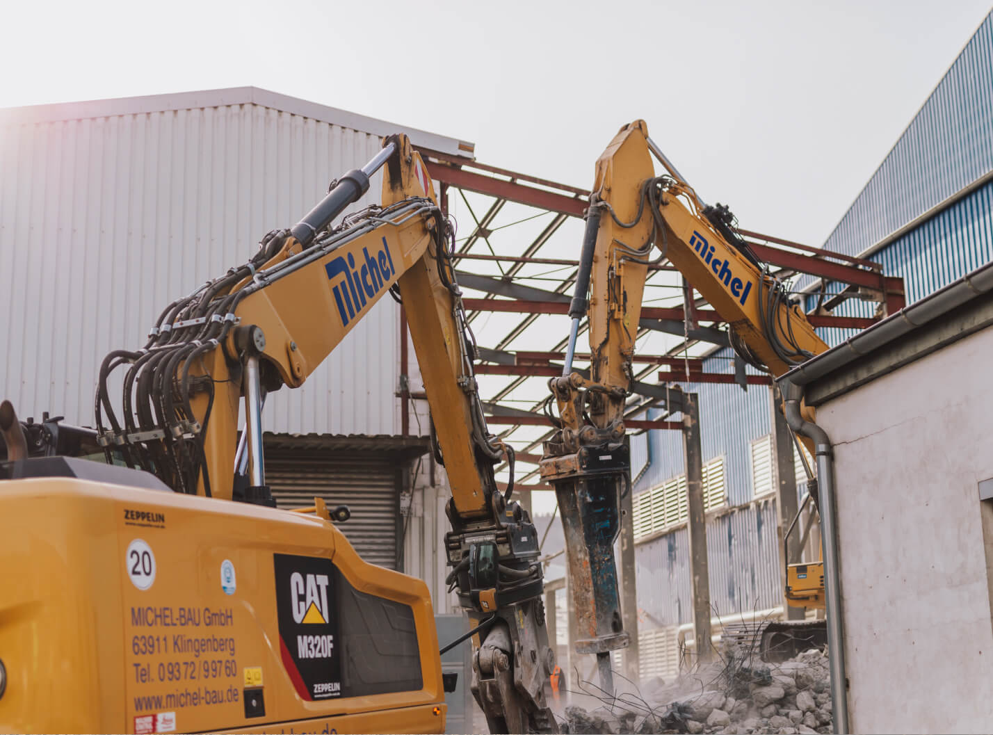 bagger-mit-abbruchschere-und-hydraulikhammer-zerkleinern-bauschutt-desktop-michel-bau