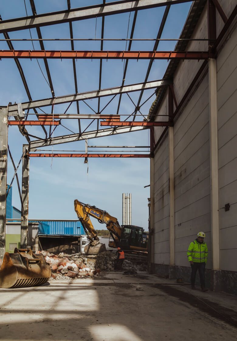 abrissarbeiten-mit-bagger-lohr-am-main-desktop-michel-bau