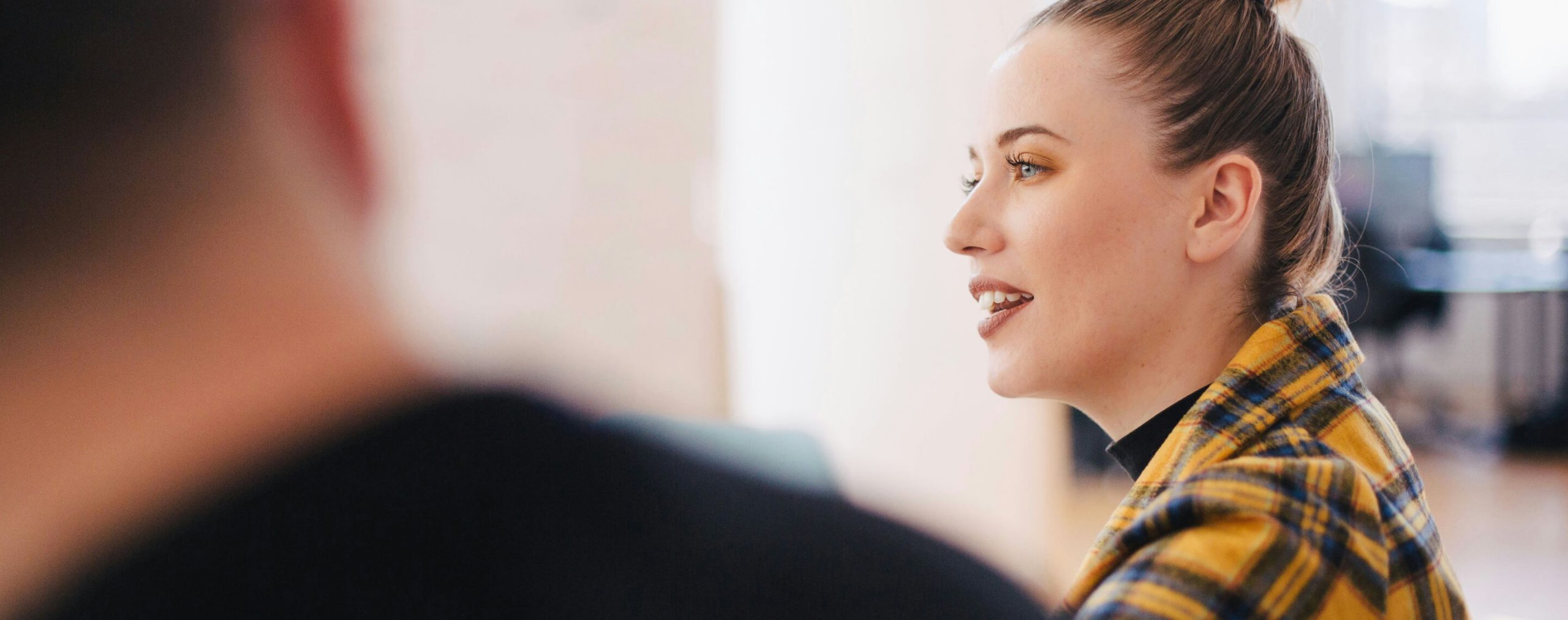 berufserfahrene-mitarbeitende-buchhaltung-desktop-michel-bau