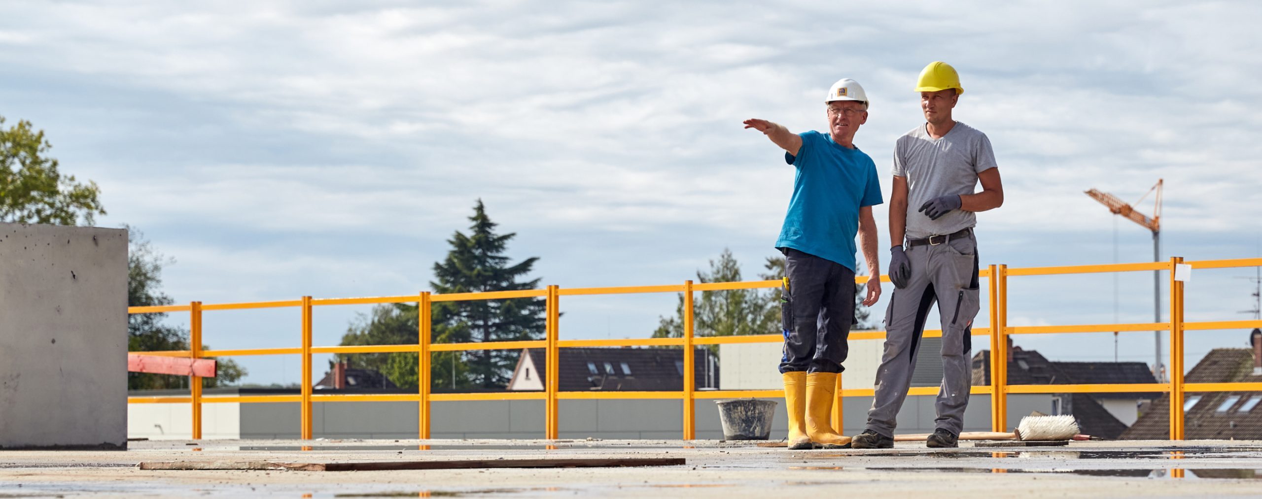 dach-sicherung-helm-mitarbeiter-kran-beton-flachdach-wasser