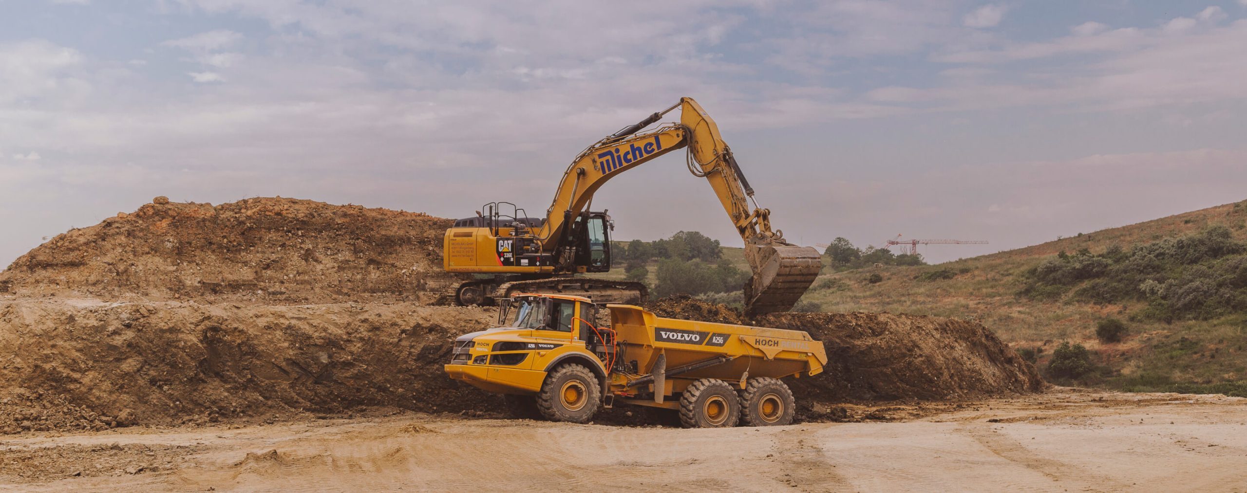 Bauunternehmen Erdbau Rhein-Main-Gebiet mit Bagger auf einer Deponie