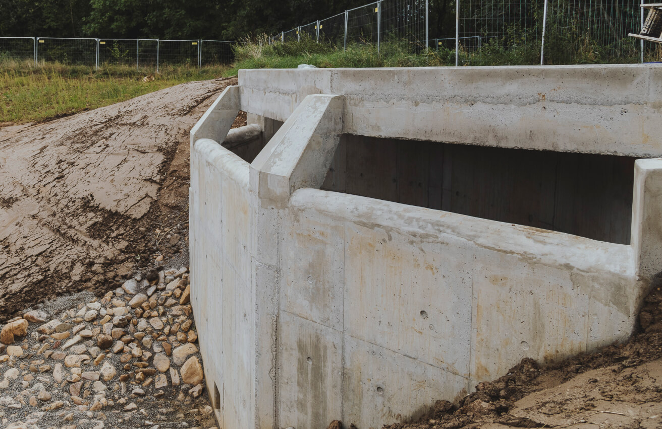 auslaufbauwerk-betonbau-von-der-seite-polder-kelkheim-desktop-michel-bau
