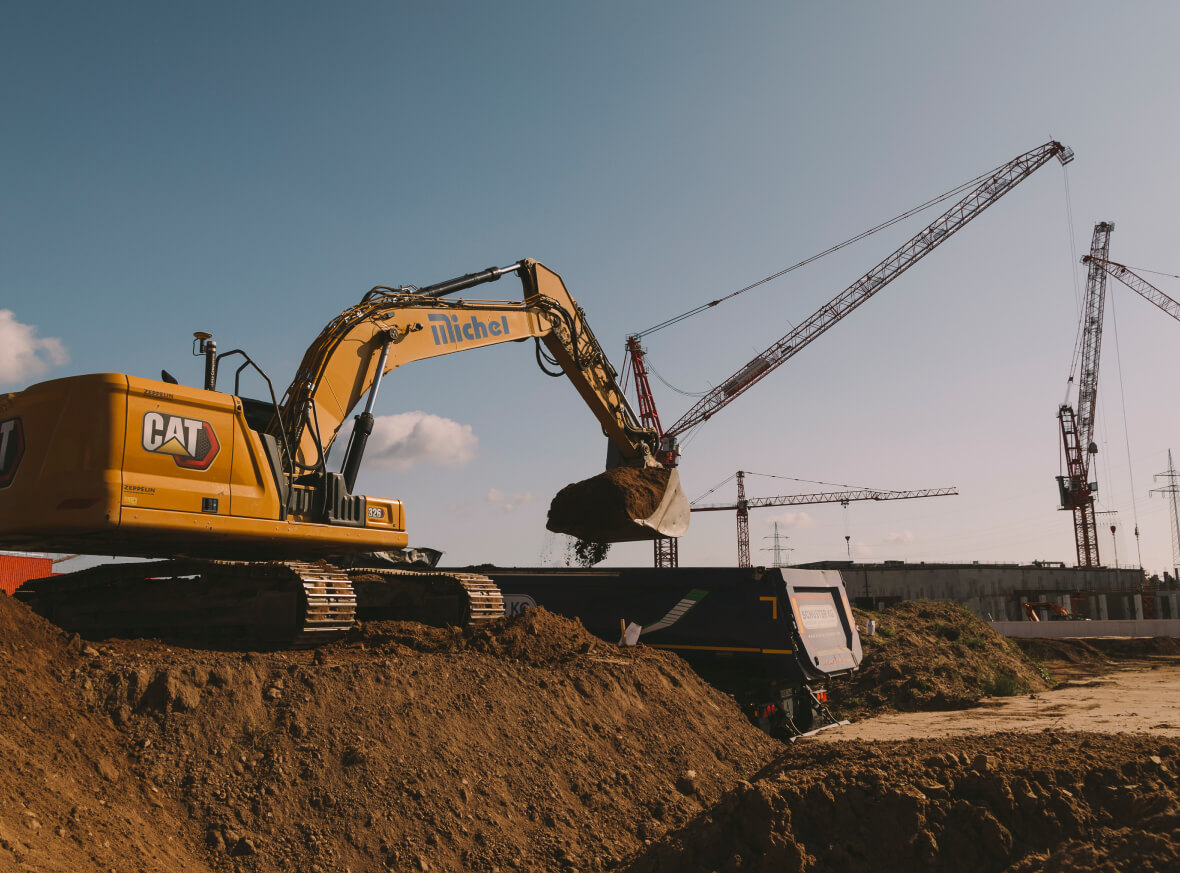 bagger-verlaedt-aushub-baukraene-im-hintergrund-asbestsanierung-dietzenbach-desktop-michel-bau